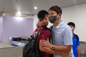 Thầy trò đội tuyển chia tay tại sân bay Nội Bài.