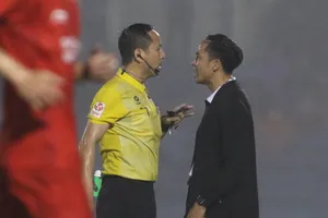 HLV Lê Đức Tuấn tiếp tục ngồi trên khán đài ở vòng 25. Ảnh: TỊNH ĐẾ