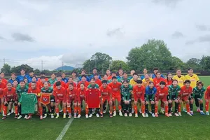 Cầu thủ hai đội chụp hình lưu niệm trước trận đấu.