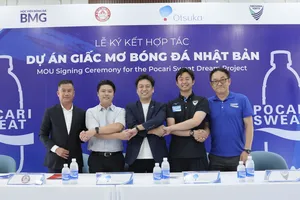 Lãnh đạo CLB TPHCM, Học viện bóng đá BMG cùng đại diện của ùng Tập đoàn Otsuka Pharmaceutical Co., Ltd (Nhật Bản) và CLB Tokushima Vortis (J-League, Nhật Bản) tại lễ ký kết.