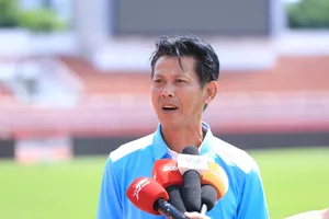 HLV Huỳnh Anh Tuấn, cựu cầu thủ đội Cảng Sài Gòn với vai trò HLV trưởng đội U15 TPHCM - Trí Việt.