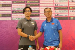 HLV Okiyama Masahiko (bên phải) cùng HLV trưởng đội U19 nữ Indonesia, ông Akira Higashiyama tại buổi họp báo.