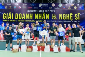 Ban tổ chức trao thưởng cho các VĐV đoạt giải