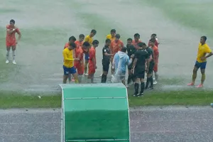 Trời mưa to đã khiến trận Vĩnh Long - Kon Tum tạm dừng ở phút 83. Ảnh: DƯƠNG THU