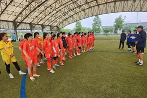 Đội tuyển nữ Việt Nam di chuyển đến Việt Trì ngay sau khi về nước vào sáng 18-6.