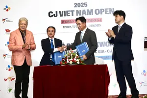 Lãnh đạo VTF và Tập đoàn CJ ký hợp tác chiến lược tại buổi họp báo. Ảnh: DƯ HẢI