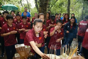 Đội tuyển nữ Việt Nam tại Đền Hùng vào ngày 21-6.