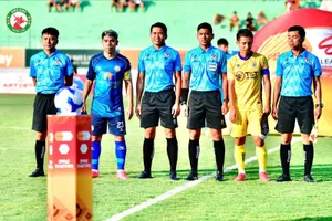 Trọng tài Razlan Joffri Bin Ali (thứ 3 từ phải sang) vừa điều hành trận Bình Định - Hà Nội FC ở vòng 26.