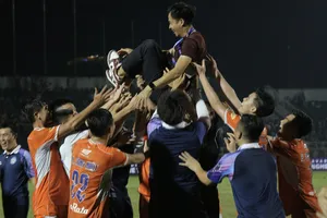 Niềm vui của thầy trò đội bóng sông Hàn sau trận đấu. Ảnh: DŨNG PHƯƠNG