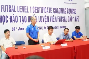 Ông Ngô Lê Bằng, Phó chủ tịch LĐBĐ TPHCM, GĐKT CLB Futsal Thái Sơn Nam chia sẻ tại buổi khai mạc.