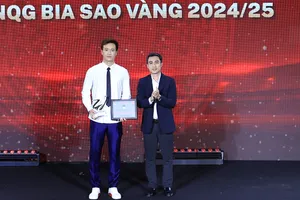 Nguyễn Hoàng Đức được vinh danh tại Gala tổng kết và trao giải mùa bóng 2024-2025.
