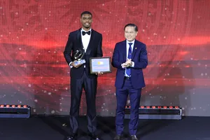 Ông Trần Anh Tú, Phó chủ tịch VFF, Chủ tịch công ty VPF trao thưởng cho tiền đạo Alan, cầu thủ đoạt cú đúp danh hiệu cá nhân ở mùa bóng 2024-2025.