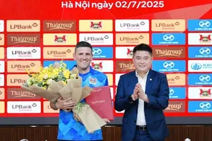 HLV Albadalejo cùng chủ tịch Nguyễn Đức Thụy tại lễ ra mắt.