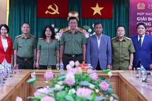 Ban tổ chức cùng đại diện các đội tham dự giải chụp hình lưu niệm tại buổi họp báo.