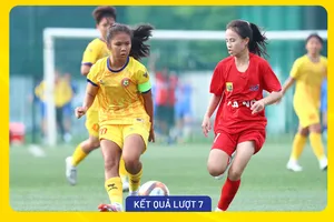U16 TPHCM (áo vàng) chia điểm cùng đội đầu bảng Hà Nội.