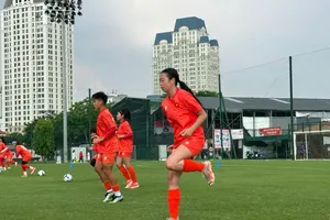 Linda Phạm tập buổi đầu tiên cùng đội U20 nữ Việt Nam.