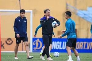 Hà Nội FC sử dụng ê-kip HLV người Nhật Bản ở khu kỹ thuật.