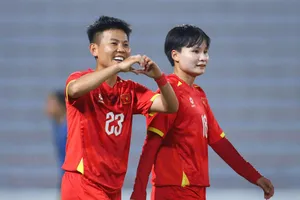 Bích Thùy tỏa sáng với cú đúp bàn thắng cho đội chủ nhà.