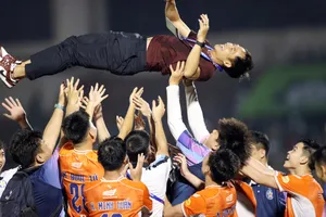 HLV Lê Đức Tuấn sẽ được CLB Đà Nẵng gia hạn hợp đồng thêm 3 năm từ thành tích giúp đội bóng sông Hàn trụ hạng. Ảnh: ĐÔNG HUYỀN