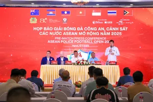 HLV trưởng các đội tham dự buổi họp báo ngày 6-7.