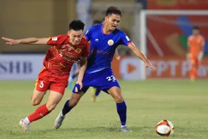 CAND Việt Nam I (áo đỏ) để thua 2-4 trước Campuchia