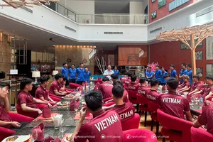 Ông Trần Anh Tú chia sẻ cùng các thành viên đội U22 Việt Nam trước buổi ăn trưa ngày 8-7.