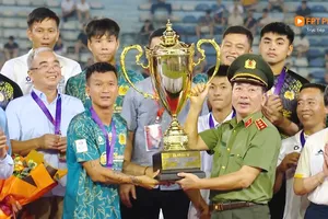 Thượng tướng Trần Quốc Tỏ, Ủy viên Trung ương Đảng, Thứ trưởng Bộ Công an trao cúp vô địch tới đội CAND Việt Nam II. Ảnh: FPT Play 