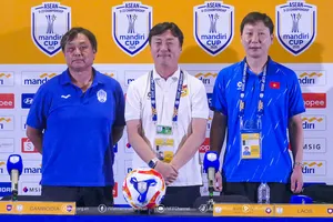 HLV Kim Sang-sik cùng các đồng nghiệp dẫn dắt đội U23 Lào và U23 Campuchia tại buổi họp báo trưa 15-7.