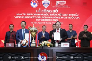 Lãnh đạo LĐBĐ Việt Nam và nhà tài trợ tại lễ ký hợp đồng vào ngày 16-7.