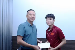 Ông Nguyễn Xuân Vũ cùng các lãnh đạo VFF ghé thăm và động viên Tuyết Ngân vào ngày 17-7.