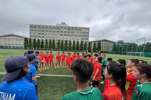 HLV Okiyama Masahiko trao đổi cùng các cầu thủ trước trận đấu với Fujieda Jyunshin.