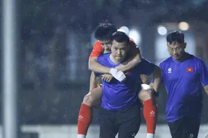 Thanh Nhàn rời sân vào giữa buổi tập của đội U23 Việt Nam.