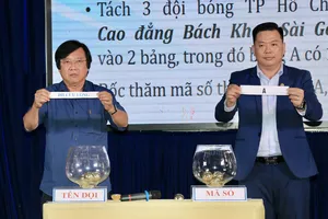 Đại diện các đội tham dự giải trong phần bốc thăm chia bảng. Ảnh: KHẢ HÒA