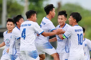 Niềm vui của đội chủ nhà, trường ĐH Đồng Tháp khi giành chiến thắng cách biệt ở trận ra quân.