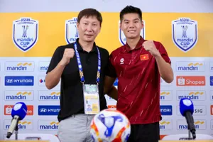 HLV Kim Sang-sik và hậu vệ Hiểu Minh tại buổi họp báo sau trận đấu.