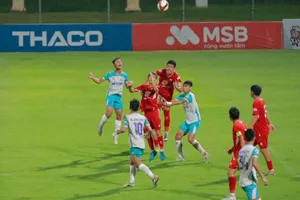 PVF giành chiến thắng 1-0 trước SHB Đà Nẵng (áo trắng) trong trận ra quân.