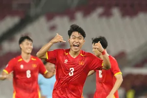 Hậu vệ Lý Đức mở tỷ số cho U23 Việt Nam.