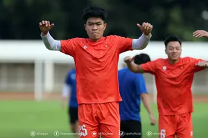 Lý Đức trở lại sân tập sau khi bình phục chấn thương ở cổ chân.