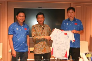 Trưởng đoàn Trần Anh Tú và HLV Kim Sang-sik trao tặng Đại sứ Tạ Văn Thông áo thi đấu có chữ ký của các cầu thủ.