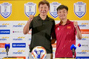 HLV Kim Sang-sik và Xuân Bắc tại buổi họp báo sau trận đấu.