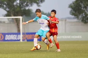 Tây Ninh (áo đỏ) thắng SHB Đà Nẵng để tiếp tục hy vọng giành vé đi tiếp.