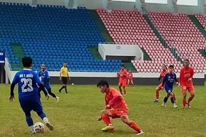 Đội tuyển nữ Việt Nam (áo đỏ) thắng Than KSVN 3-2.