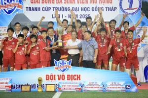 Ban tổ chức trao Cúp vô địch cho trường Đại học Sư phạm TDTT TPHCM.