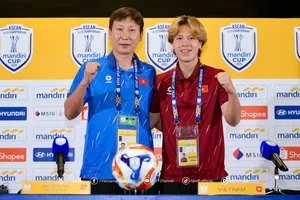 HLV Kim Sang-sik và Viktor Le tại buổi họp báo