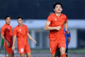 Đình Bắc cùng các đồng đội trên sân tập tối 27-7.