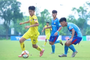 Hà Nội (áo vàng) thắng Hà Tĩnh 4-1