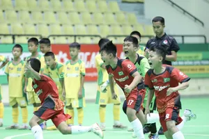 Niềm vui của các cầu thủ Hưng Yên sau khi giành chiến thắng ở loạt sút luân lưu.