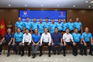 Lãnh đạo VFF, VPF chụp hình lưu niệm cùng các giám sát tham dự lớp tập huấn.