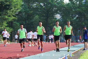 Các trọng tài trong phần kiểm tra thể lực sáng 3-8