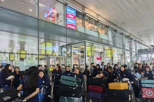 Các cô gái U20 SIngapore khi đến sân bay Nội Bài.